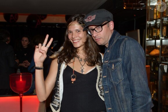 Exclusif - Vanille Clerc prend la pose avec son guitariste lors de son concert à la Gioia à Paris, le 28 mai 2013.