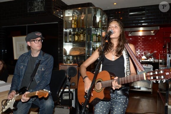 Exclusif - Vanille Clerc et son guitariste en concert à la Gioia à Paris, le 28 mai 2013.