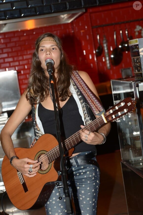 Exclusif - Vanille Clerc, fille de Julien Clerc, en concert à la Gioia à Paris, le 28 mai 2013.