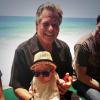 Ryan O'Neal pose avec Sidney, son arrière-petit-fils, mai 2013.