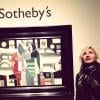 Madonna pose auprès de la toile de Fernand Léger qu'elle a vendue 7,2 millions de dollars au profit de sa fondation Ray of Light, le 7 mai 2013 chez Sotheby's à New York.