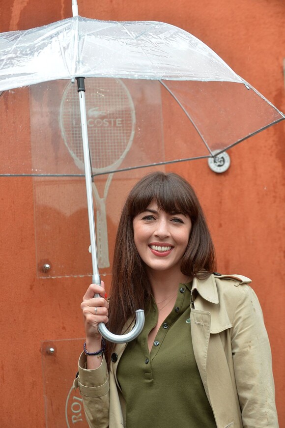 Nolwenn Leroy sous la pluie à Roland-Garros lors du cinquième jour des Internationaux de France le 30 mai 2013