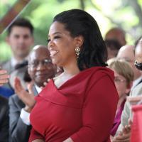 Oprah Winfrey : Emue aux larmes, la star reçoit un prestigieux diplôme