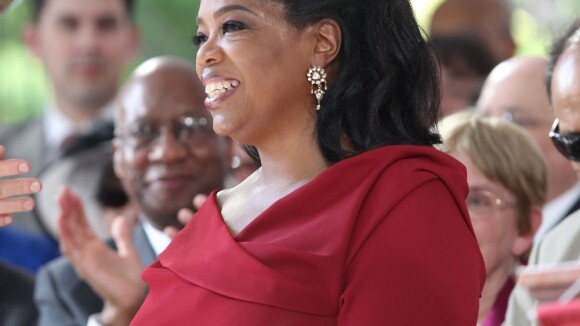 Oprah Winfrey : Emue aux larmes, la star reçoit un prestigieux diplôme