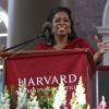 Oprah Winfrey reçoit un diplôme honorifique de doctorat en droit à l'université Harvard à Cambridge, le 30 mai 2013.