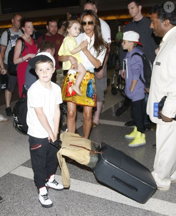 Victoria Beckham quitte Los Angeles avec ses enfants Brooklyn (13 ans), Romeo (10 ans) et Cruz (8 ans) et Harper (bientôt 2 ans) le 1er juin 2013.