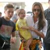 Victoria Beckham à l'aéroport de Los Angeles avec ses enfants Brooklyn (13 ans), Romeo (10 ans) et Cruz (8 ans) et Harper (bientôt 2 ans) le 1er juin 2013.