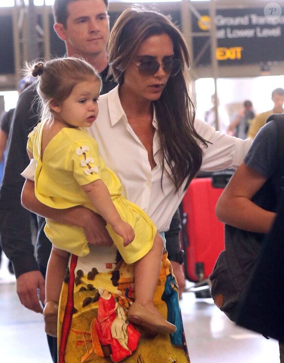 Victoria Beckham avec ses enfants Brooklyn (13 ans), Romeo (10 ans) et Cruz (8 ans) et Harper (bientôt 2 ans) le 1er juin 2013 à l'aéroport de Los Angeles