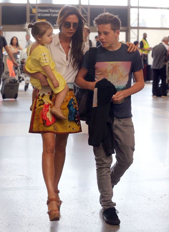 Victoria Beckham à l'aéroport de Los Angeles avec Brooklyn (13 ans), Romeo (10 ans) et Cruz (8 ans) et Harper (bientôt 2 ans) le 1er juin 2013.