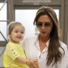 Victoria Beckham à l'aéroport de Los Angeles avec sa fille Harper (bientôt 2 ans) le 1er juin 2013.