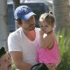 Le coiffeur Ken Paves passe du temps avec les enfants de sa cliente Victoria Beckham le 1er juin 2013 à Los Angeles.