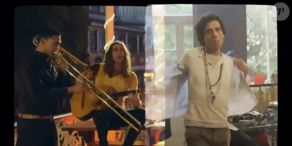 Le chanteur à succès Mika dans le clip "Live your life".