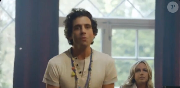 Mika dans le clip "Live your life".
