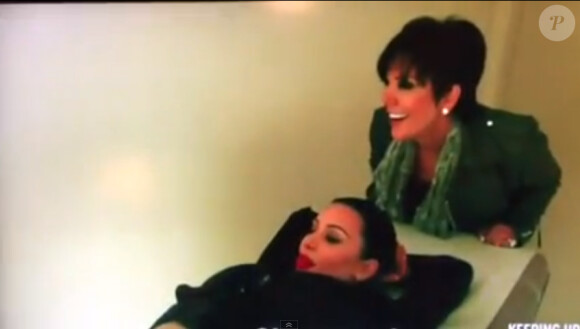 Kim Kardashian révèle le sexe de son bébé dans la huitième saison de Keeping up with the Kardashians le 2 juin 2013, près de sa maman Kris Jenner