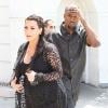 Kanye West se heurte contre un poteau en se dirigeant avec Kim Kardashian dans un restaurant. Los Angeles, le 10 mai 2013.