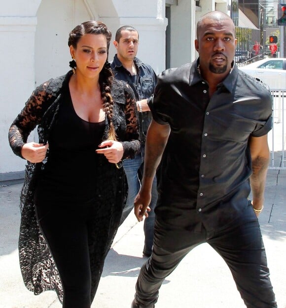 Kanye West s'emporte sur les photographes après s'être heurté contre un poteau. Los Angeles, le 10 mai 2013.