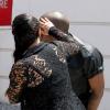 Kanye West se heurte contre un poteau en se dirigeant avec Kim Kardashian dans un restaurant. Los Angeles, le 10 mai 2013.