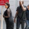 Kanye West se heurte contre un poteau en se dirigeant avec Kim Kardashian dans un restaurant. Los Angeles, le 10 mai 2013.