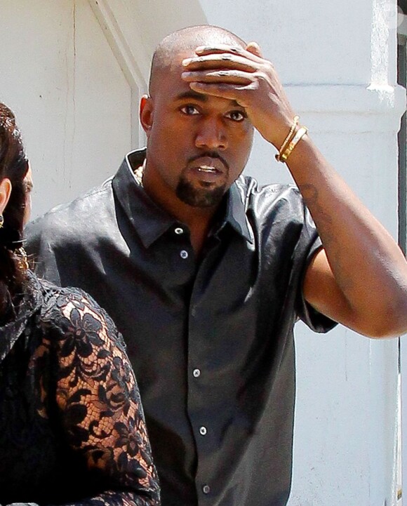 Kanye West se heurte contre un poteau avant de s'emporter sur les paparazzi. Los Angeles, le 10 mai 2013.