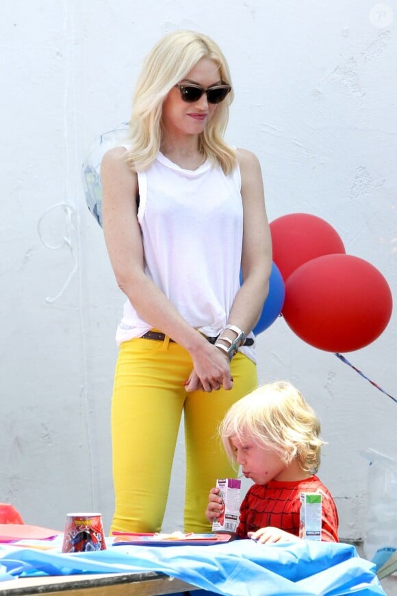 Gwen Stefani et son fils Zuma déguisé en Spider-Man lors d'une fête d'anniversaire à Sherman Oaks. Los Angeles, le 2 juin 2013.