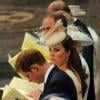 Kate Middleton entre les princes Harry et William à l'abbaye de Wesminster, à Londres, le 4 juin 2013, commémorant les 60 ans du couronnement de la reine Elizabeth II, assuré par l'archevêque de Canterbury Justin Welby et le doyen de Westminster John Hall.