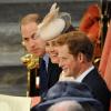 Kate Middleton entre les princes Harry et William à l'abbaye de Wesminster, à Londres, le 4 juin 2013, commémorant les 60 ans du couronnement de la reine Elizabeth II, assuré par l'archevêque de Canterbury Justin Welby et le doyen de Westminster John Hall.