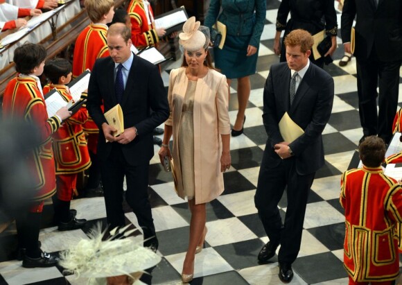 Le prince William et Kate Middleton avec le prince Harry à l'abbaye de Wesminster, à Londres, le 4 juin 2013, lors de la cérémonie commémorant les 60 ans du couronnement de la reine Elizabeth II, assuré par l'archevêque de Canterbury Justin Welby et le doyen de Westminster John Hall.