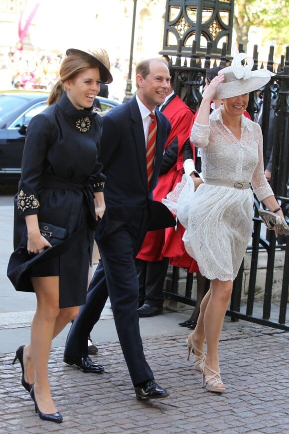 La princesse Beatrice d'York avec son oncle le prince Andrew et la comtesse Sophie de Wessex à l'entrée de l'abbaye de Wesminster, à Londres, le 4 juin 2013, pour un service spécial commémorant les 60 ans du couronnement de la reine Elizabeth II, assuré par l'archevêque de Canterbury Justin Welby et le doyen de Westminster John Hall.