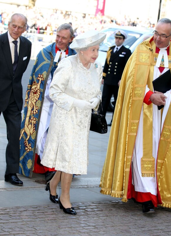 La reine Elizabeth II à son arrivée à l'abbaye de Wesminster, à Londres, le 4 juin 2013, pour un service spécial commémorant les 60 ans de son couronnement, assuré par l'archevêque de Canterbury Justin Welby et le doyen de Westminster John Hall.