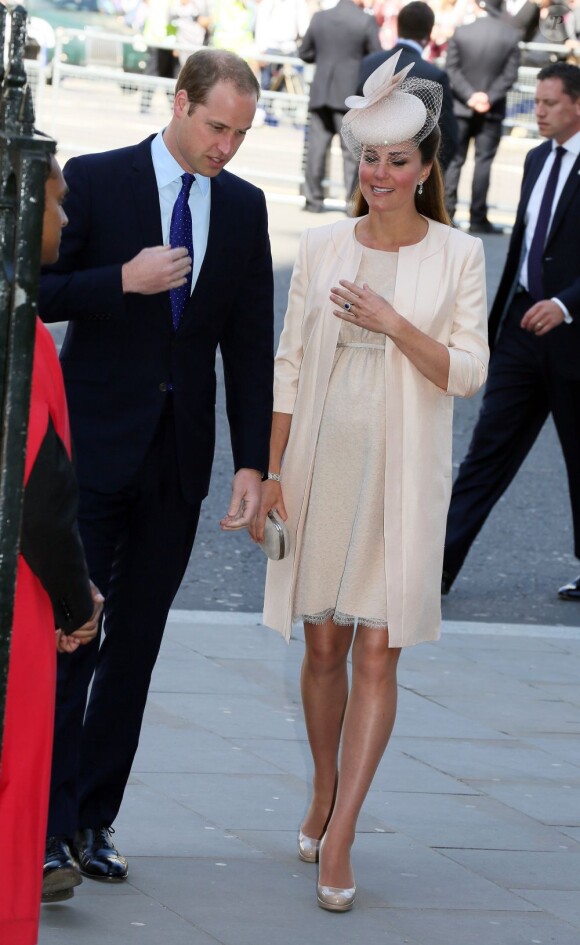 Kate Middleton, enceinte, et le prince William à l'abbaye de Wesminster, à Londres, le 4 juin 2013, pour un service spécial commémorant les 60 ans du couronnement de la reine Elizabeth II, assuré par l'archevêque de Canterbury Justin Welby et le doyen de Westminster John Hall.