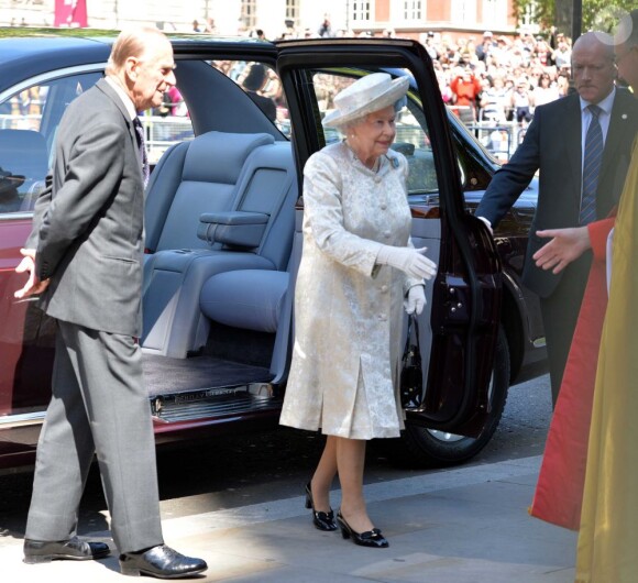 La reine Elizabeth II arrive à l'abbaye de Wesminster, à Londres, le 4 juin 2013, pour un service spécial commémorant les 60 ans de son couronnement, assuré par l'archevêque de Canterbury Justin Welby et le doyen de Westminster John Hall.