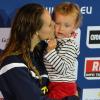 Laure Manaudou et sa petite fille Manon sur la plus haute marche du podium après sa victoire aux championnats d'Europe petit bassin de Chartres le 24 novembre 2013 sur 50m dos