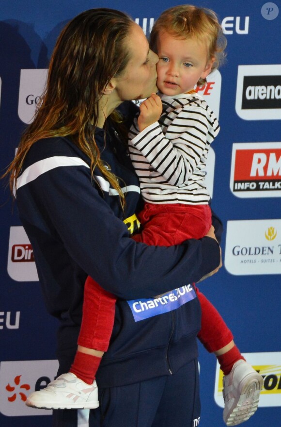 Laure Manaudou et sa petite fille Manon sur la plus haute marche du podium après sa victoire aux championnats d'Europe petit bassin de Chartres le 24 novembre 2013 sur 50m dos