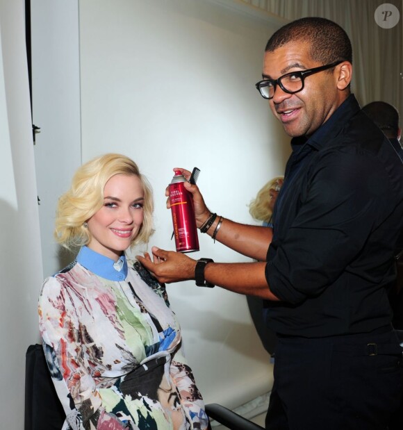 Jaime King, coiffée par Ben Skervin dans un salon Sassoon, se laisse tenter par la coupe bob, modernisée par le défunt coiffeur des stars Vidal Sassoon en 1963. New York, le 4 juin 2013.