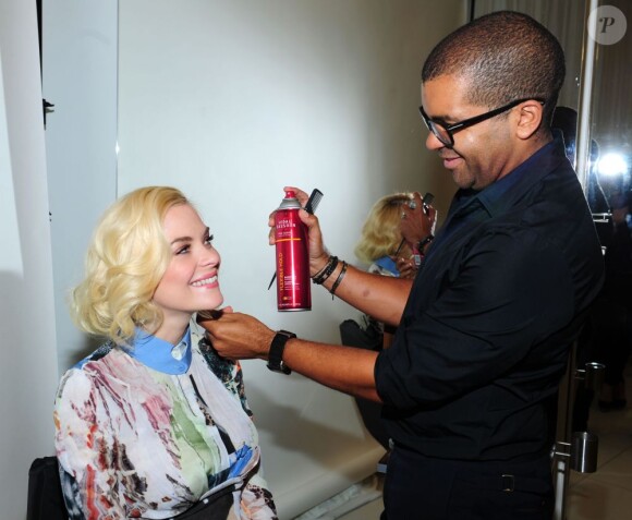Jaime King, coiffée par Ben Skervin dans un salon Sassoon, se laisse tenter par la coupe bob, modernisée par le défunt coiffeur des stars Vidal Sassoon en 1963. New York, le 4 juin 2013.