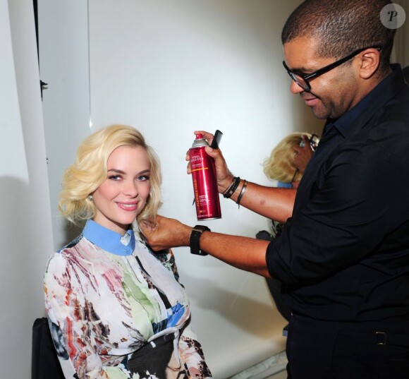 Jaime King, coiffée par Ben Skervin dans un salon Sassoon, se laisse tenter par la coupe bob, modernisée par le défunt coiffeur des stars Vidal Sassoon en 1963. New York, le 4 juin 2013.