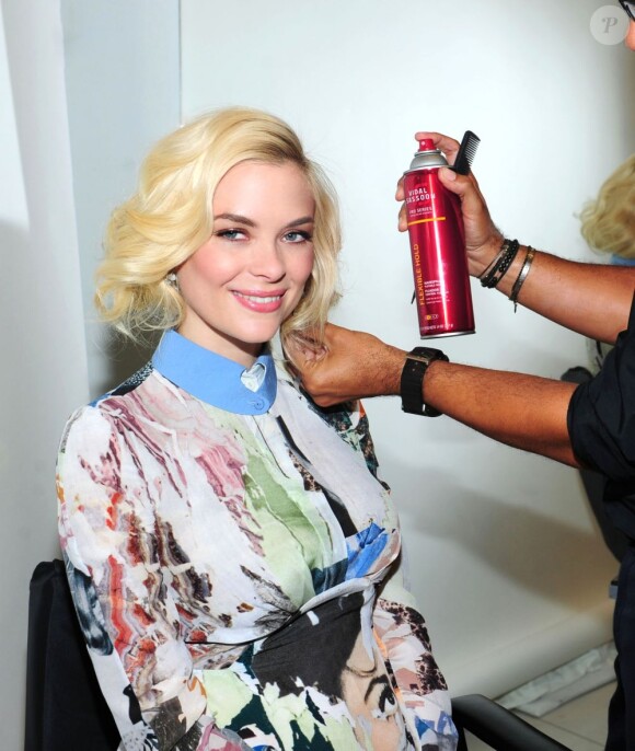 Jaime King, coiffée par Ben Skervin dans un salon Sassoon, se laisse tenter par la coupe bob, modernisée par le défunt coiffeur des stars Vidal Sassoon en 1963. New York, le 4 juin 2013.