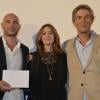Vianney Lebasque, Maya Hariri et Dominique Desseigne avec leur récompense à l'avant-première du film Les Petits Princes précédée de la remise du Prix Lucien Barrière au Publicis à Paris, le 5 juin 2013.