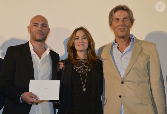 Vianney Lebasque, Maya Hariri et Dominique Desseigne avec leur récompense à l'avant-première du film Les Petits Princes précédée de la remise du Prix Lucien Barrière au Publicis à Paris, le 5 juin 2013.