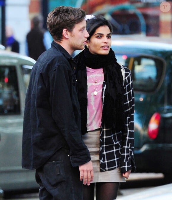 James Jagger (le fils de Mick Jagger) et sa petite amie Anoushka Sharma dans les rues de Londres, le 4 juin 2013.