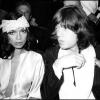 Mick Jagger et sa femme Bianca lors d'une soirée à L'ange bleu à Paris, en 1974.