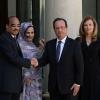 François Hollande et Valérie Trierweiler avec le président mauritanien Mohamed Ould Abdel Aziz et sa femme Tekber Mint Melainine Ould Ahmed à l'Elysée le 5 juin 2013.