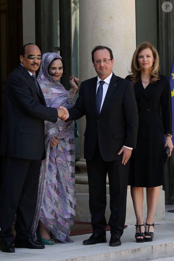 François Hollande et Valérie Trierweiler avec le président mauritanien Mohamed Ould Abdel Aziz et sa femme Tekber Mint Melainine Ould Ahmed à l'Elysée le 5 juin 2013.