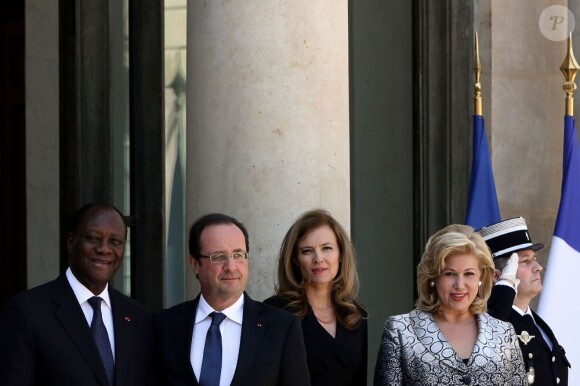 François Hollande et Valérie Trierweiler avec le président sénégalais Alassane Ouattara et sa femme Dominique Ouattara à l'Elysée le 5 juin 2013.