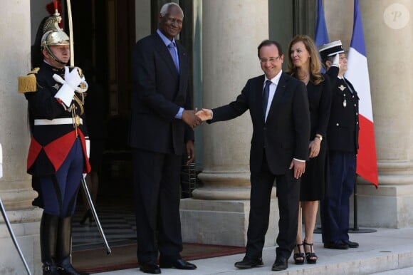 François Hollande et Valérie Trierweiler avec l'ex-président sénégalais Abdou Diouf à l'Elysée le 5 juin 2013.