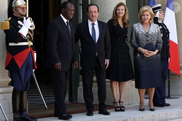 François Hollande et Valérie Trierweiler avec le président ivoirien Alassane Ouattara et sa femme Dominique Ouattara à l'Elysée le 5 juin 2013.