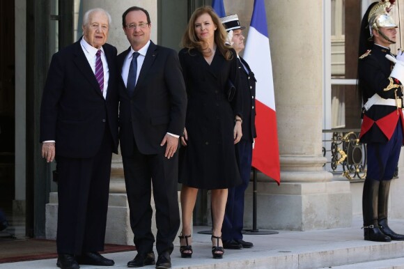 Mario Soares, président du jury du prix Felix Houphouet-Boigny, avec François Hollande et Valérie Trierweiler à l'Elysée le 5 juin 2013.