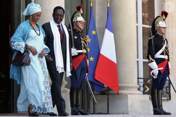 Le président du Mali Dioncounda Traore avec sa femme à l'Elysée le 5 juin 2013.