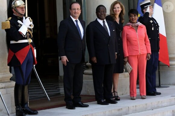 François Hollande et Valérie Trierweiler reçoivent l'ex-président ivoirien Henri Konan Bedie à l'Elysée le 5 juin 2013.