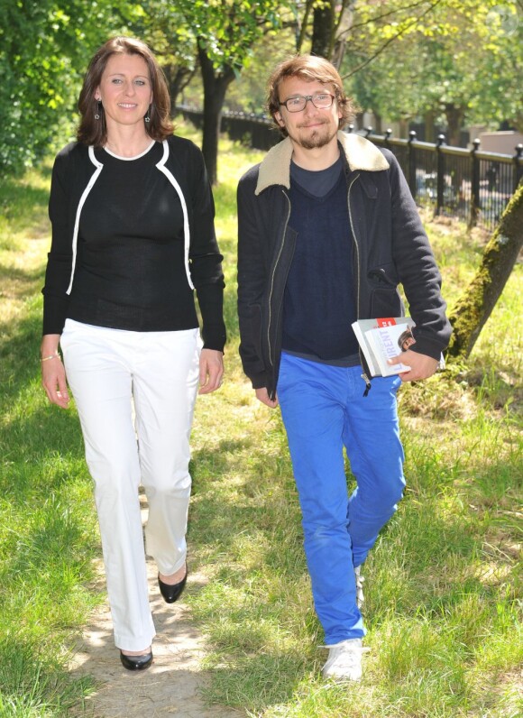 Lorànt Deutsch et Valérie Fignon lors de l'inauguration du sentier "Laurent Fignon" dans le bois de Vincennes le 5 juin 2013.